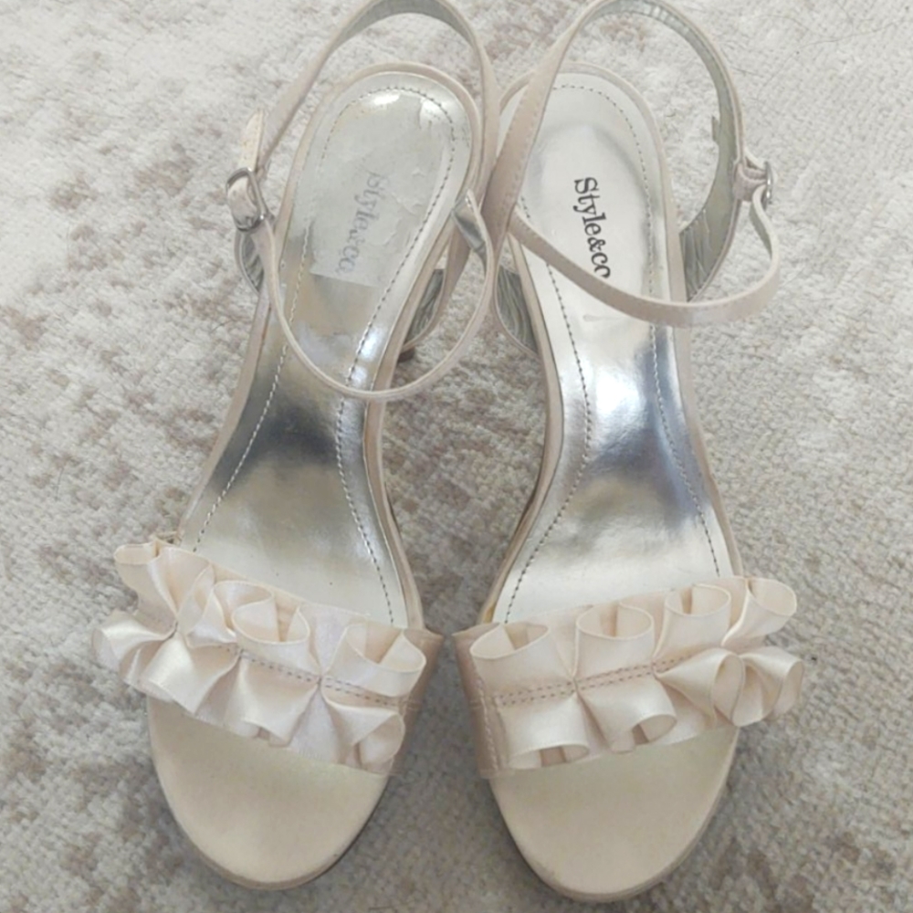 Cream colored high heels, size 6M